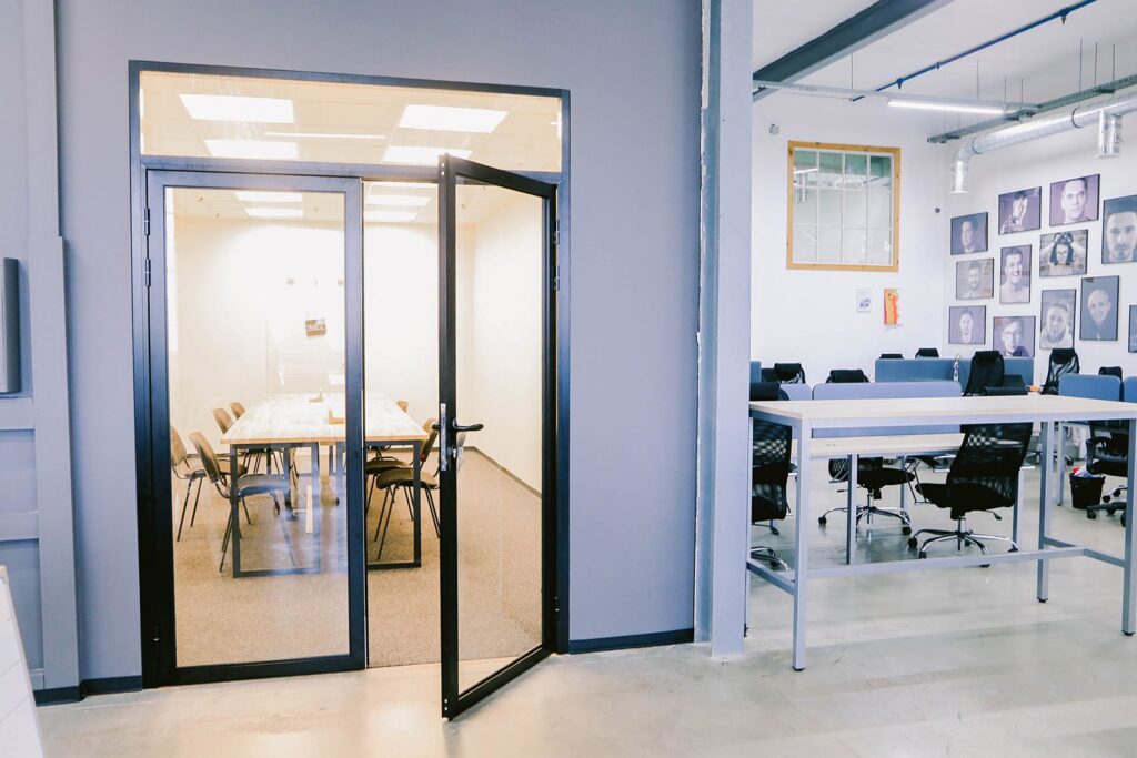 Фото 21 — Производство дверей и окон из алюминия